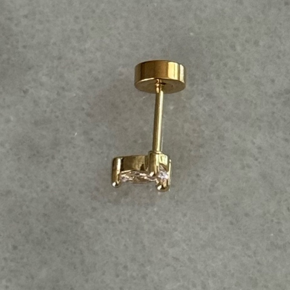 Gold Leaf Tear Drop Cartilage Earring 

Brand New - Picture 3 of 4